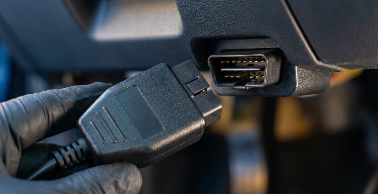 Installation eines OBD-Steckers im Fahrzeug-Innenraum